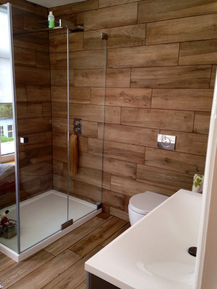 Стенни панели дърво изглежда в модерната баня