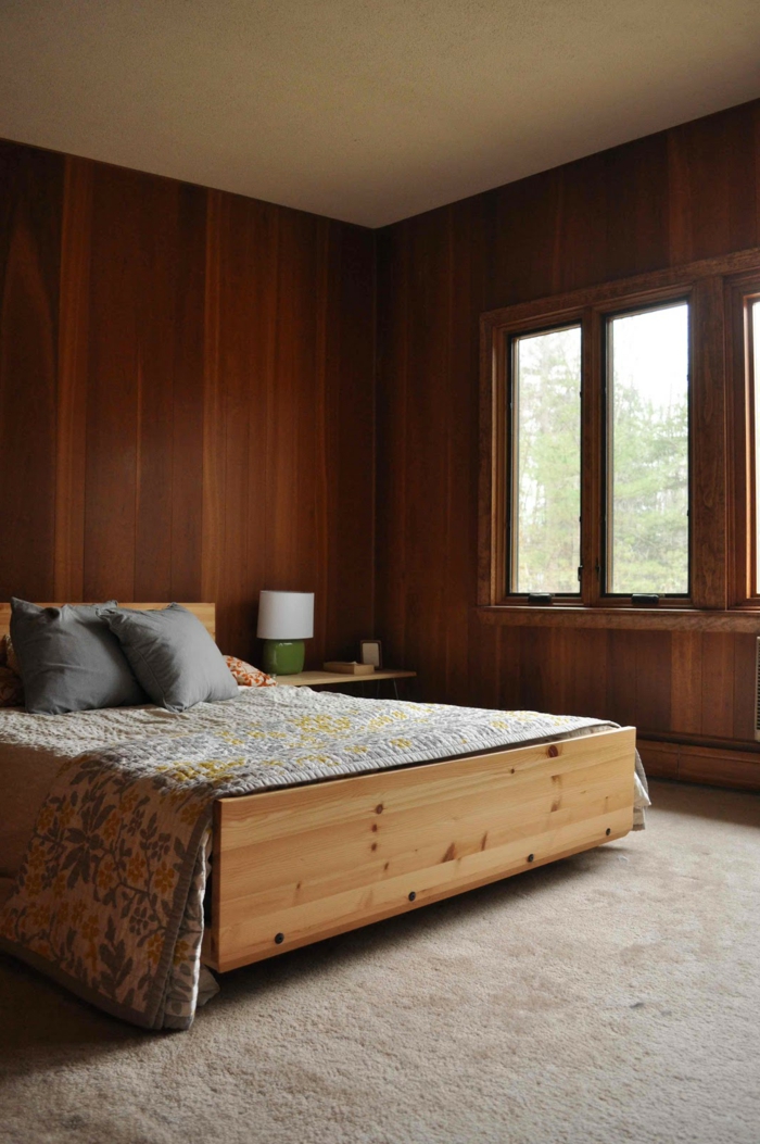 wandpanelen houten slaapkamer tapijt vloer houten bed