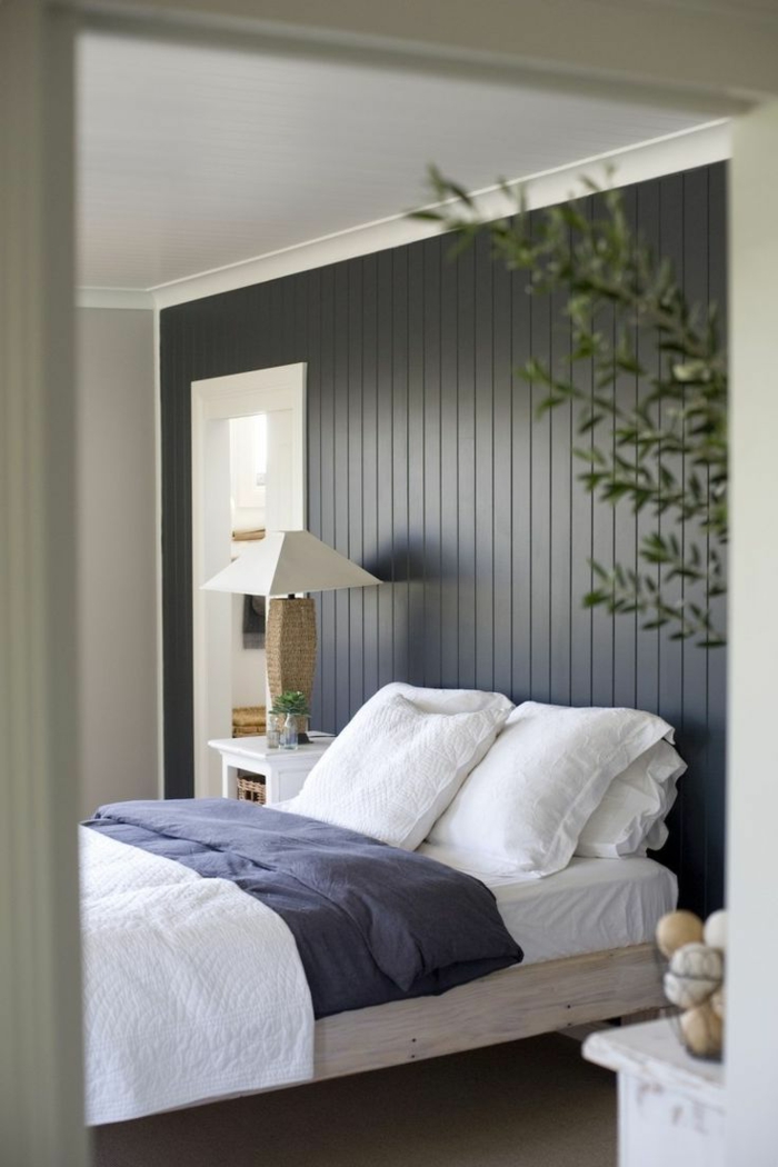 wandpanelen hout woonideeën slaapkamer donkere panelen plant