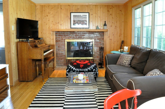 houten wandpanelen woonkamer strip tapijt piano