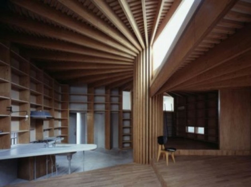planken open houten plafond bureaukantoorkolom