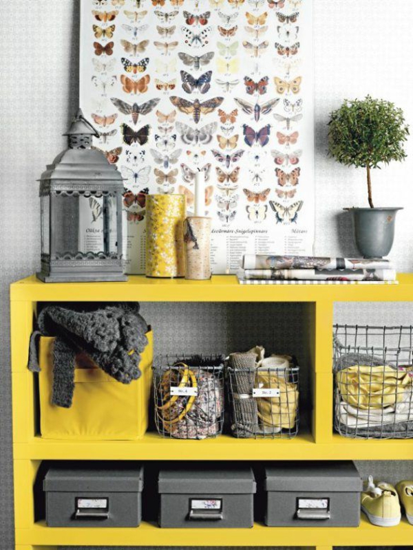 sistema de estante de pared amarillo en pasillo interior ideas decoración de la pared