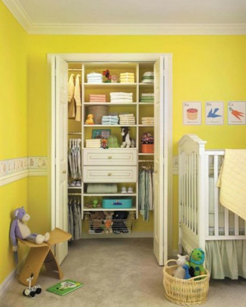 armario en el cuarto de niños organizar amarillo chillón
