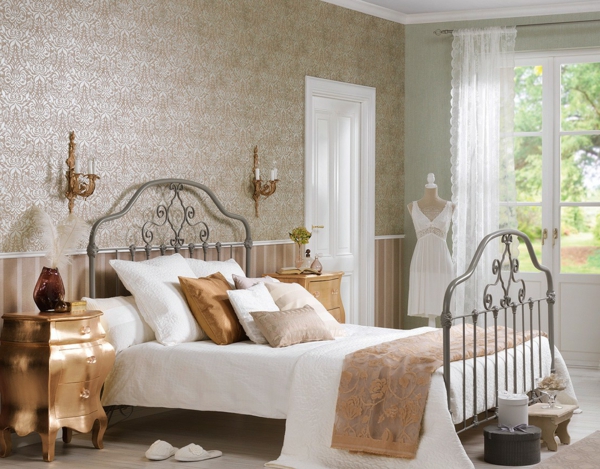 wandtapijt barok slaapkamer nachtkastje gouden sierkussen