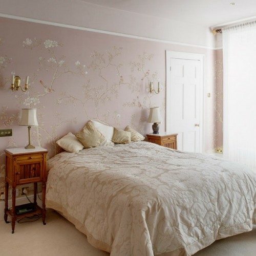 墙壁装饰和金的元素 - 浪漫英卧室设计