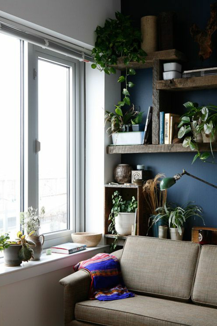 wanfarben ideeën donker accent muur planten sofa vensterbank