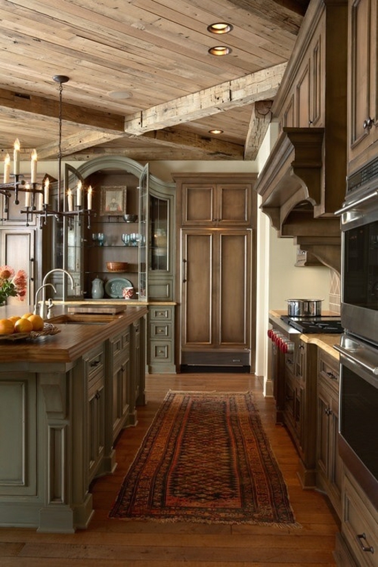 kiliminė virtuvė salė kriauklė šiltos spalvos medinės sijos
