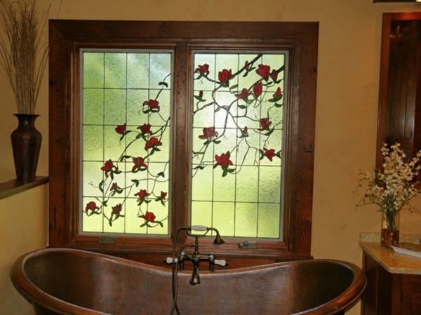 warm kleurenschema badkamer gekleurd glazen bad