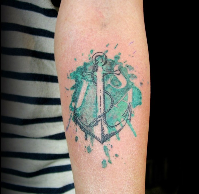 aquarel tattoo anker op de onderarm