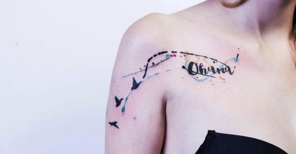 τατουάζ ακουαρέλα με τατουάζ γυναικών γραμματοσειράς