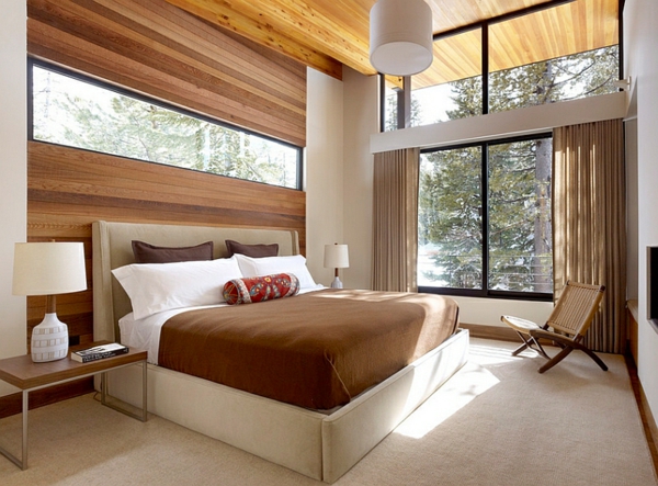 мека матрака спалня кафяви дървени дъски