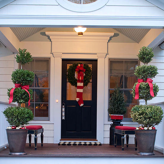 kerst ornament ornamenten entree veranda groenblijvende planten rood