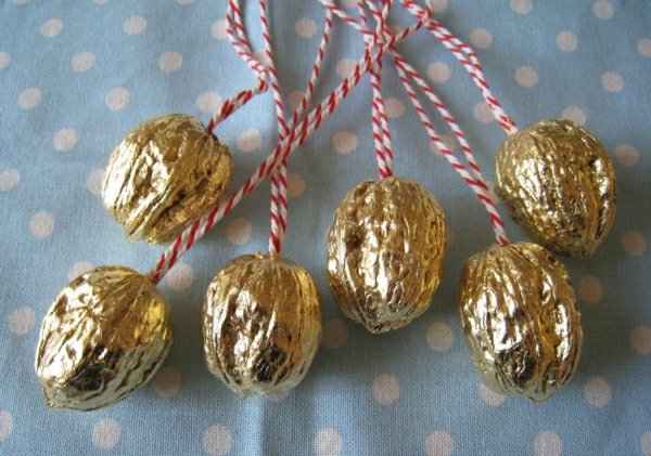 Kerstmis ambachten deco ideeën walnoten goud formaat