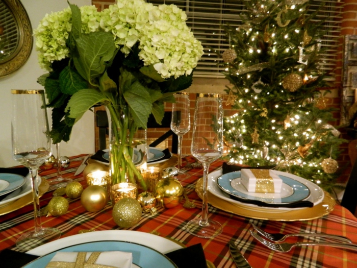 Julbord dekorasjon ideer gylne julen baller