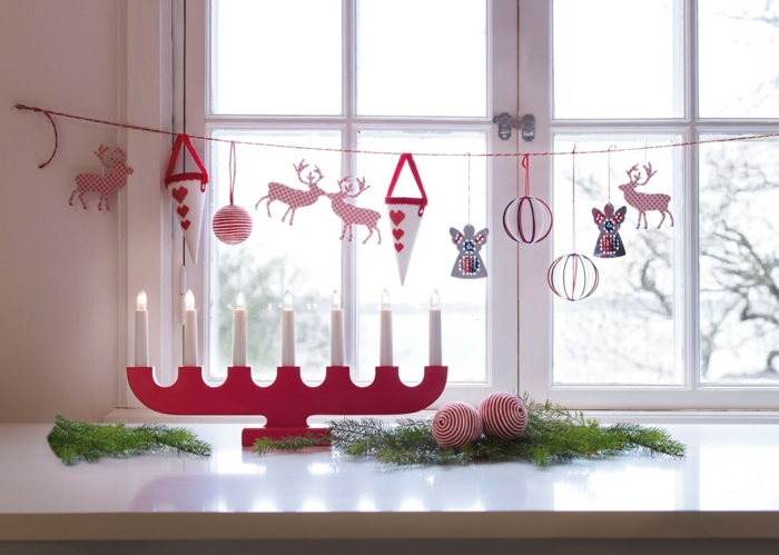 Julbord dekoration lavet af papir tinker rødt lysestage