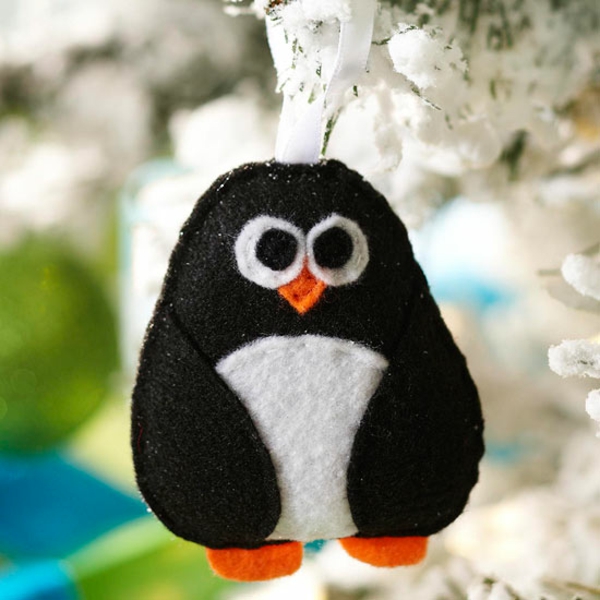 Julhåndværk med børn, der laver ideer til jul, følte pingvin