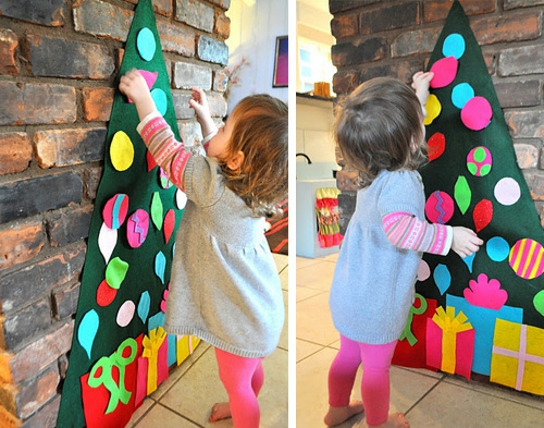 Kerst ambachten flat voelde kerstboom op de bakstenen muur