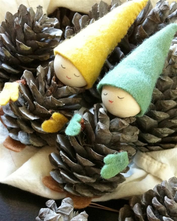 elaboración navideña con niños elaborando ideas para navidad hechas de conos de pino de fieltro