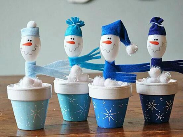 Julhåndværk med børn, der laver ideer til julen snemand