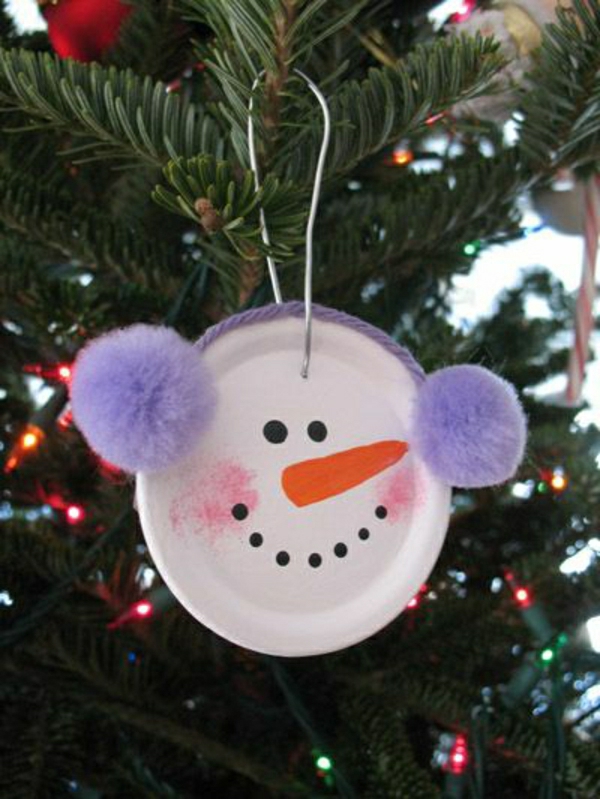 Artesanías de Navidad con niños decoran muñeco de nieve árbol de Navidad