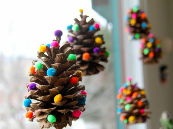 Artesanías de Navidad con niños conos de pino bolas de fieltro de colores
