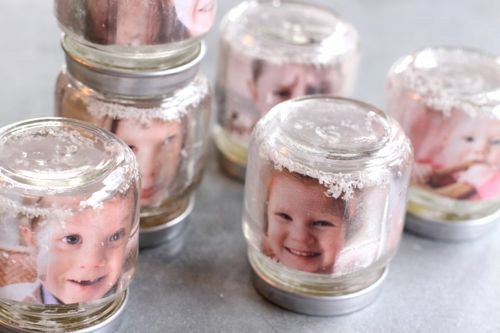 圣诞节修补雪的梅森罐子与儿童的照片