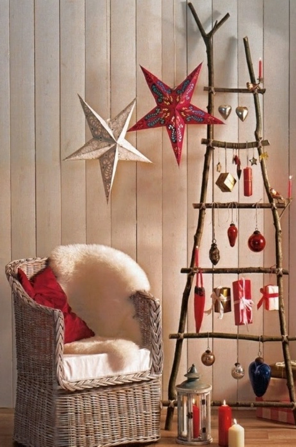 Kalėdų eglutė, sudaryta iš šakų su herrnhuter žvaigždėmis