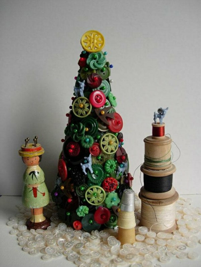 Χριστουγεννιάτικο δέντρο που φτιάχνει από πολύχρωμα κουμπιά που συνδέονται με βελόνες