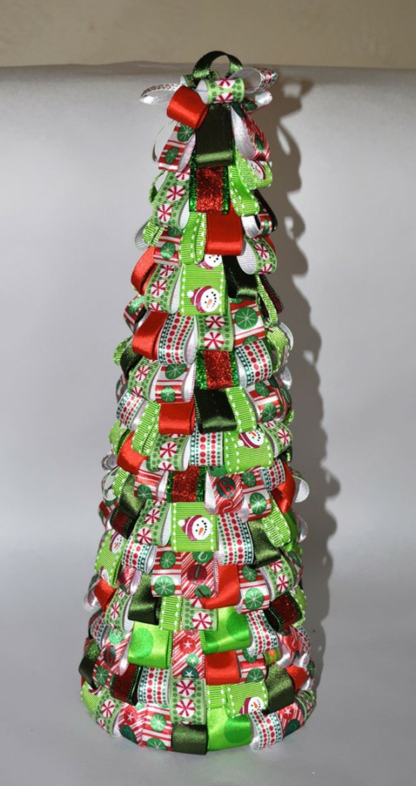 Kalėdų eglutė kūrybingą tinklelį iš dovanų juostelių
