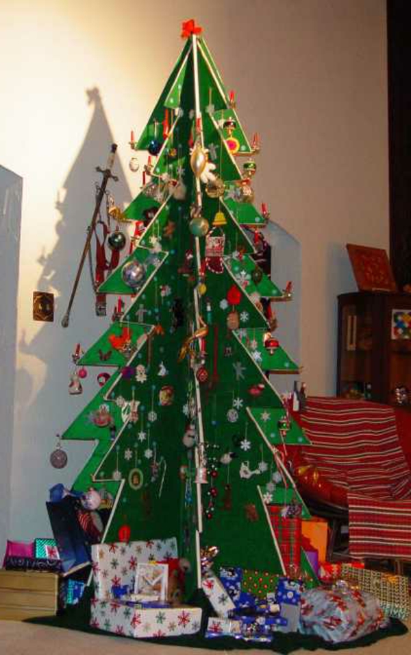 Juletræ lavet af pap med rige smykker