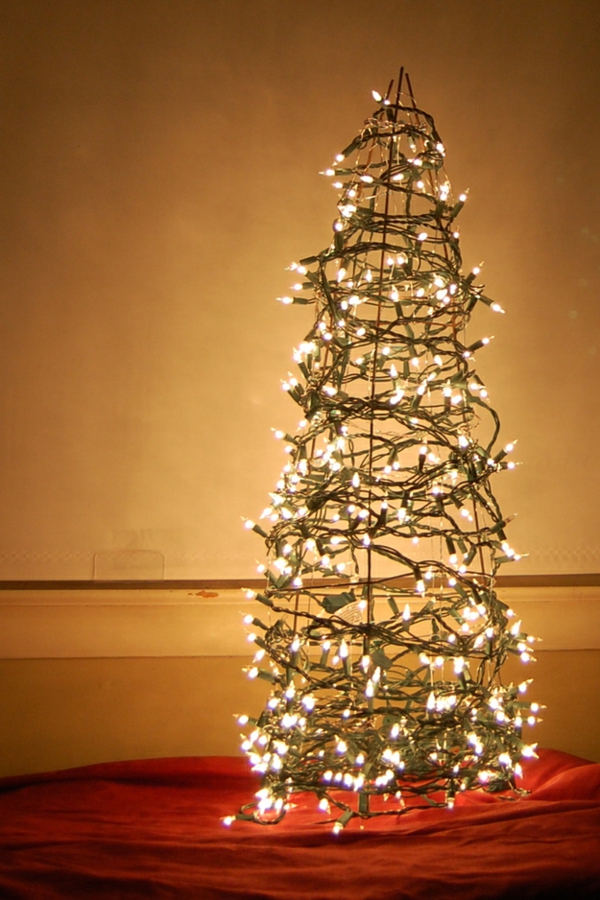 Kalėdų eglutė pagamina vielos ir styginių šviesas