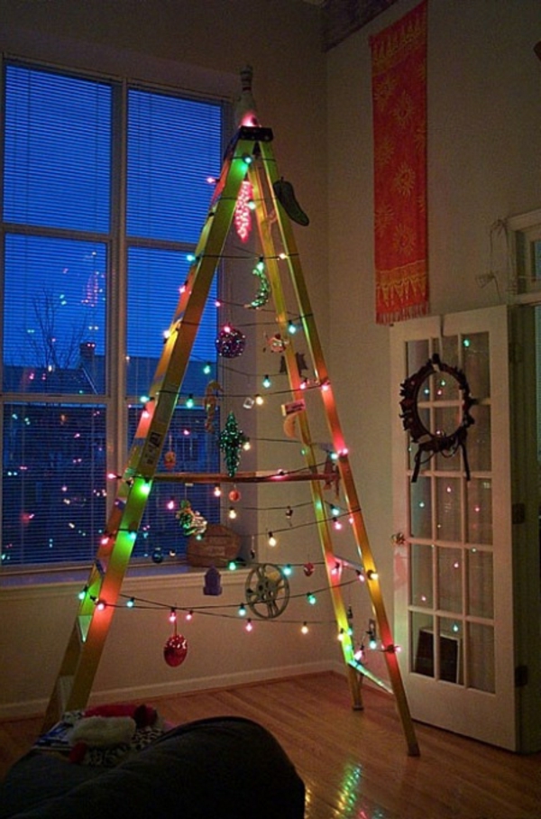 Kalėdų eglutė pagamina kopėčias su šviesos virve