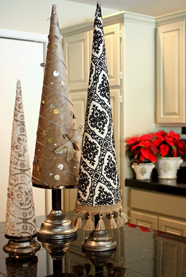 Kalėdų eglutės amatai su kankorėmis, plakiruotos tauriais medžiagomis