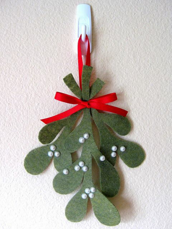 făcând decorațiuni de copaci de Crăciun cu pâslă