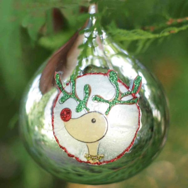 让圣诞树装饰品自己做毡球