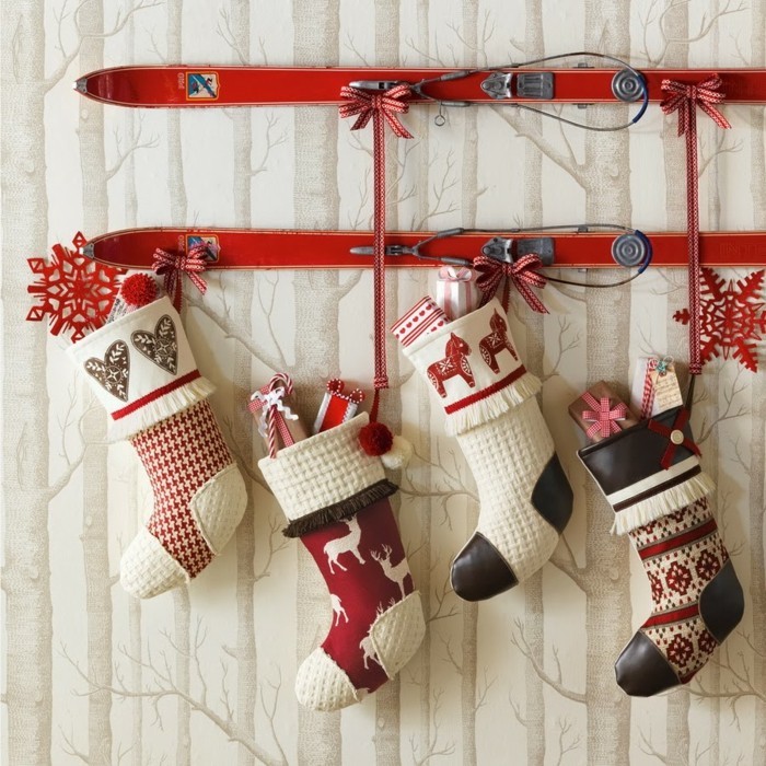 Χριστουγεννιάτικη διακόσμηση DIY ιδέες κάλτσες διακόσμηση τοίχου σκι