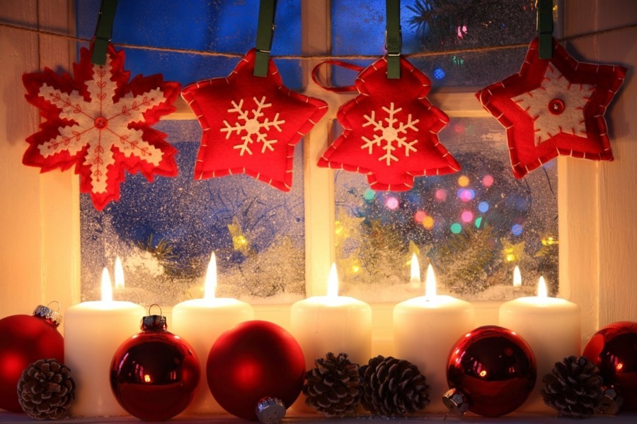 Χριστουγεννιάτικη διακόσμηση παράθυρο ζεστή ατμόσφαιρα δημιουργούν κεριά αισθάνθηκε γκέτα