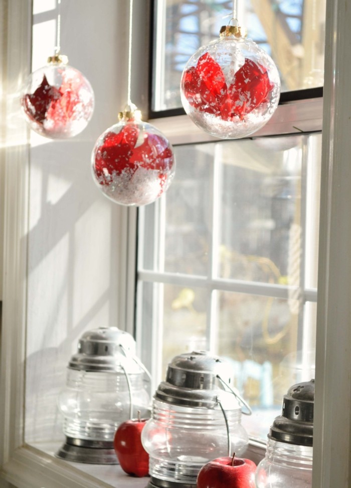 χριστουγεννιάτικη διακόσμηση παράθυρο Χριστουγεννιάτικες μπάλες γυαλί κόκκινο φώτα ανέμου