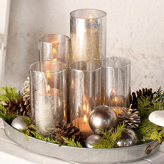 Kerstdecoratie ideeën winter ornament zilveren dennenappel kaarsen
