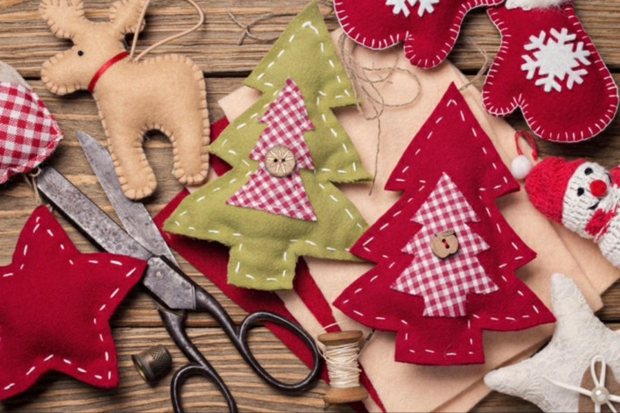 christmas decoration sew different christmas motives from felt