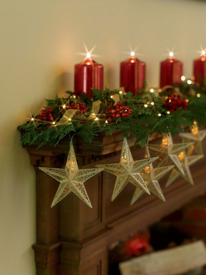 Χριστούγεννα διακόσμηση ιδέες μαντέλ κορδόνι φώτα αστέρι κόκκινα κεριά πυλώνα