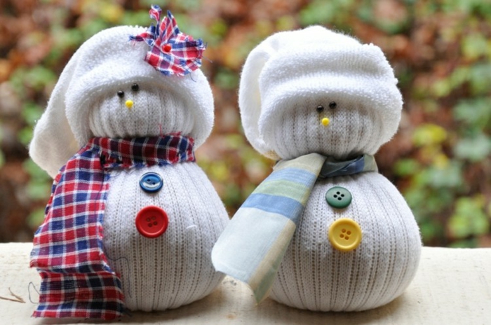 Χριστούγεννα διακόσμηση ιδέες χιονάνθρωποι πηδάλια παλιές κάλτσες upcycling deco