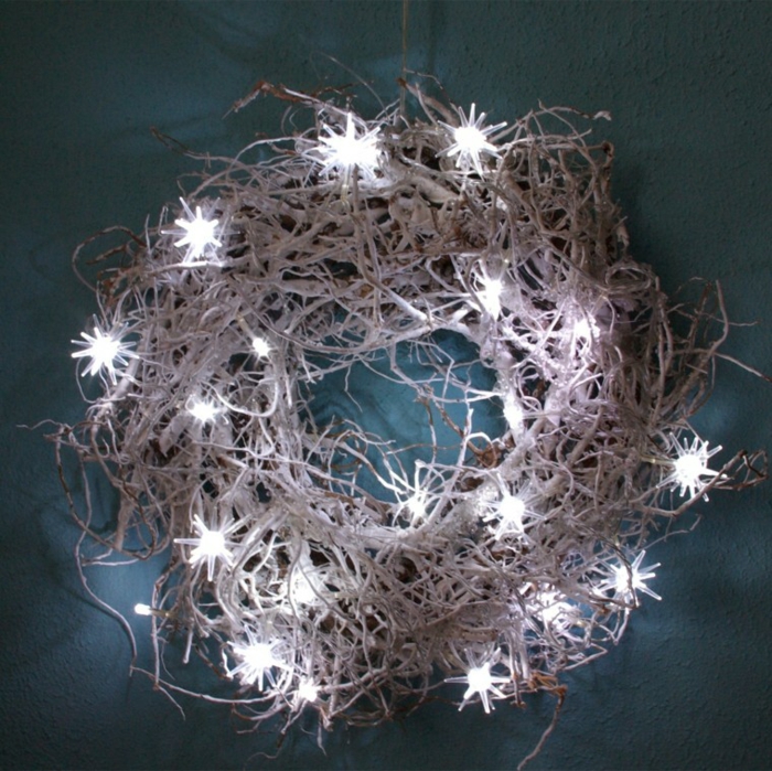 Χριστουγεννιάτικη διακόσμηση ιδέες Χριστουγεννιάτικο στεφάνι diy νεράιδα φώτα χιόνι κρύσταλλα κλαδιά δέντρων