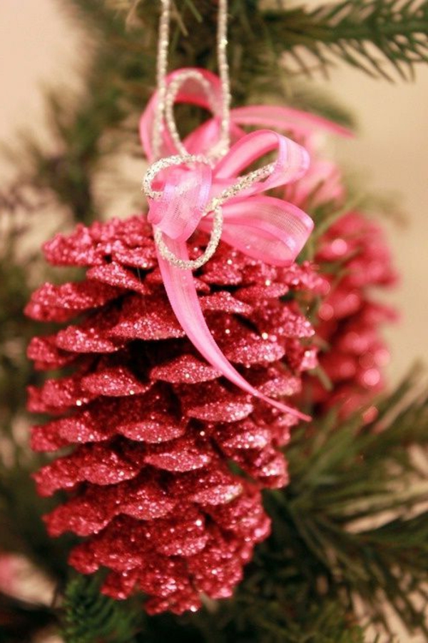 圣诞节装饰粉红色松研磨