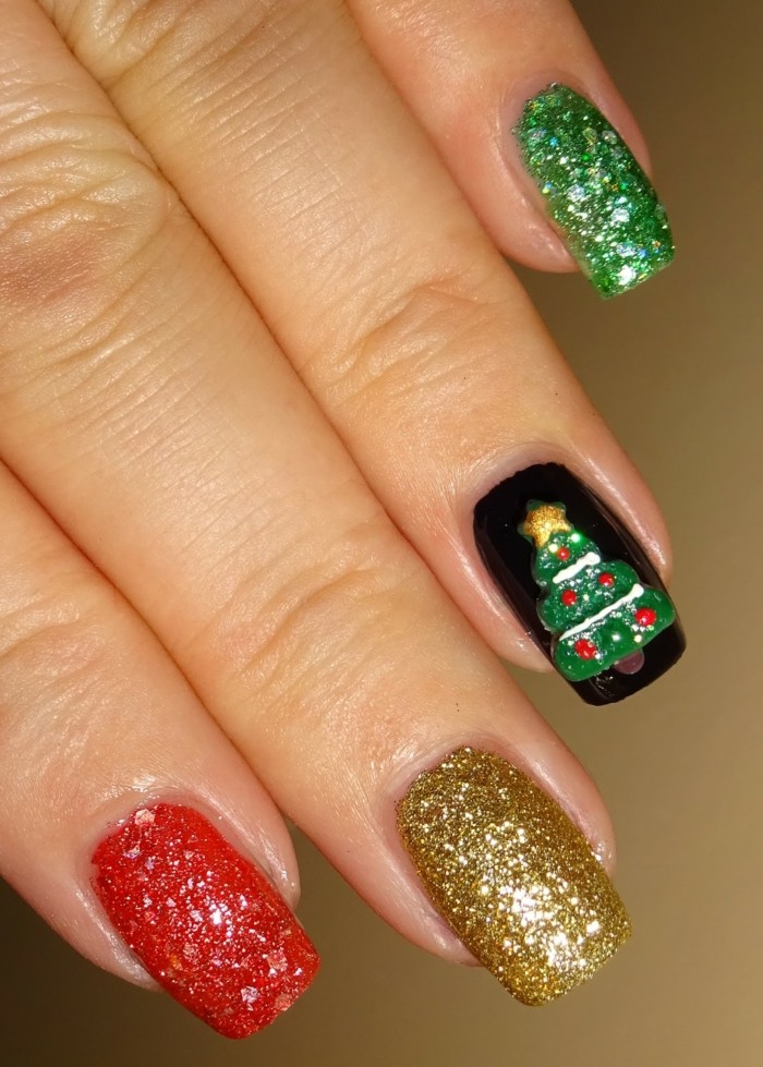 kerst nagels glinsterende nagel ontwerp gekleurde dennenboom