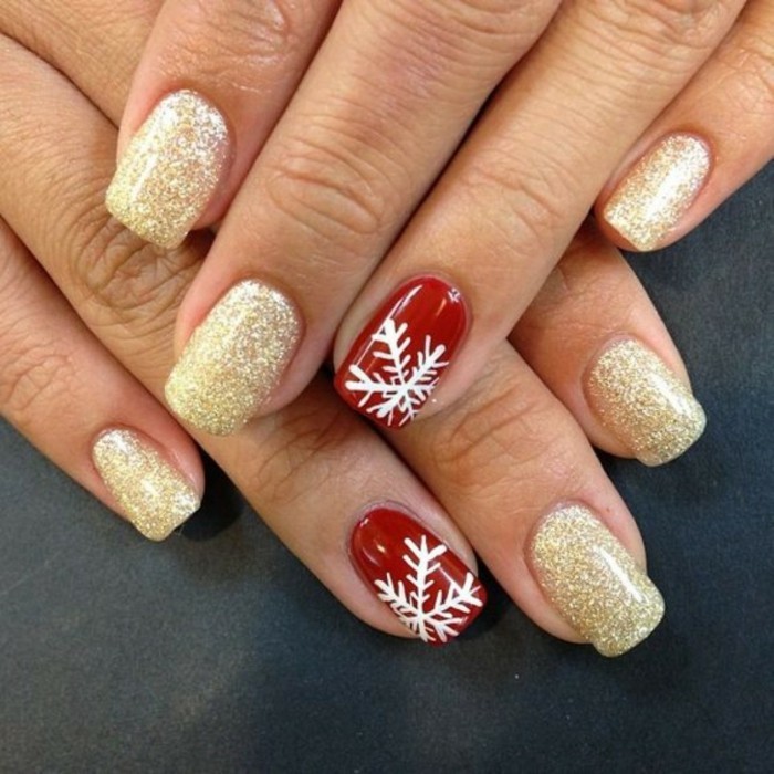 Kerstmis nagels rode nagellak gouden accenten sneeuwvlok
