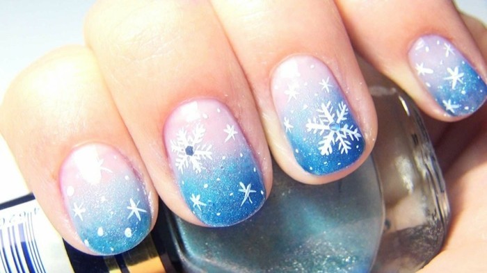 коледни нокти моден нокти дизайн снежинка сини нюанси