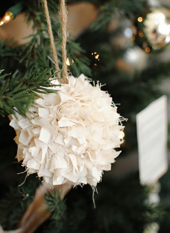 Les ornements de Noël font des décorations de Noël à partir de tissu