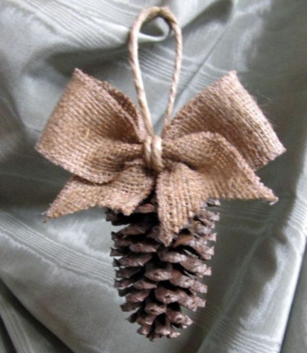 Christmas decorations make Christmas decorations with pine cones