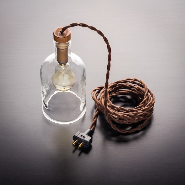 Vinflaske som lommelykt med kabel og pære